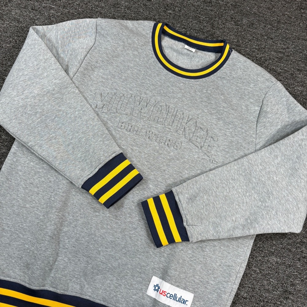 Milwaukee Brewers Sweatshirt Mens M Gray Embossed Pullover Home Giveaway NEW